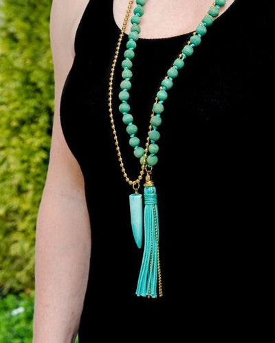 turquoise necklace chaine with tooth and tassle and beads.
